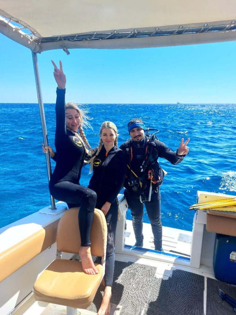 Diving and snorkeling together on one boat Hurghada 11