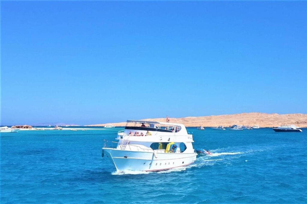 Diving and snorkeling together on one boat Hurghada 16