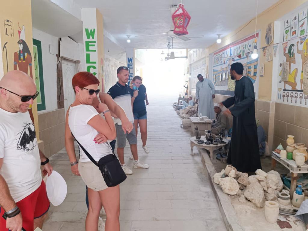 Hurghada Luxor individual by Toyota bus 27