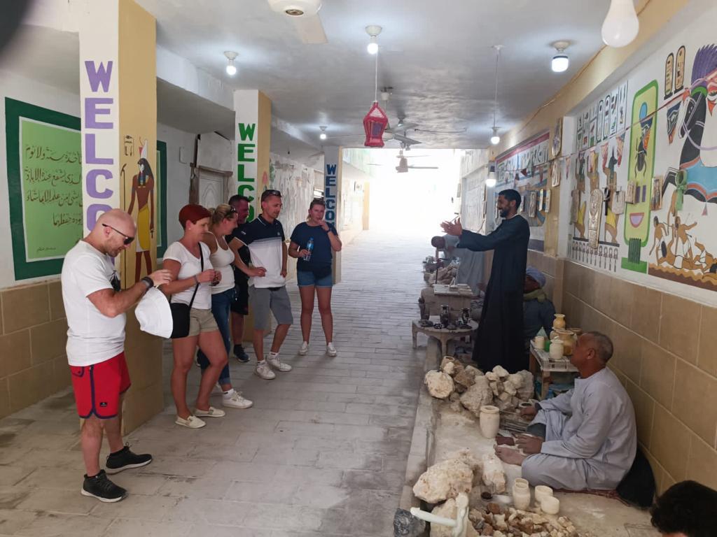 Hurghada Luxor individual by Toyota bus 32