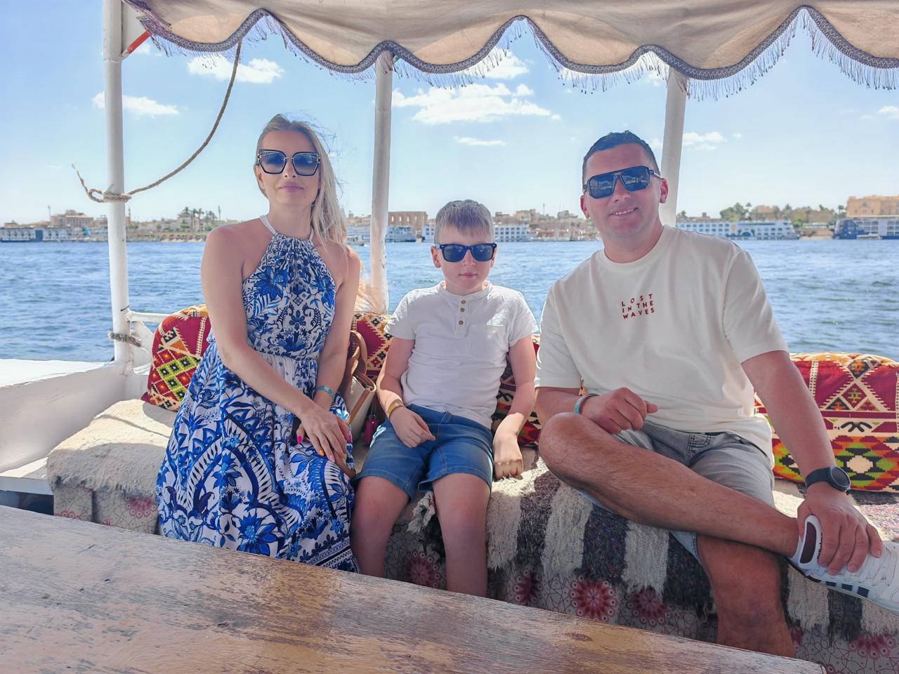 Hurghada Luxor individual by Toyota bus 43