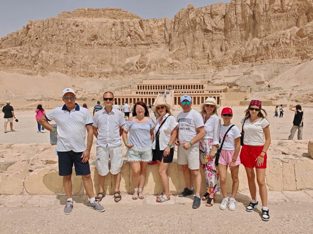 Hurghada Luxor individual by Toyota bus 45