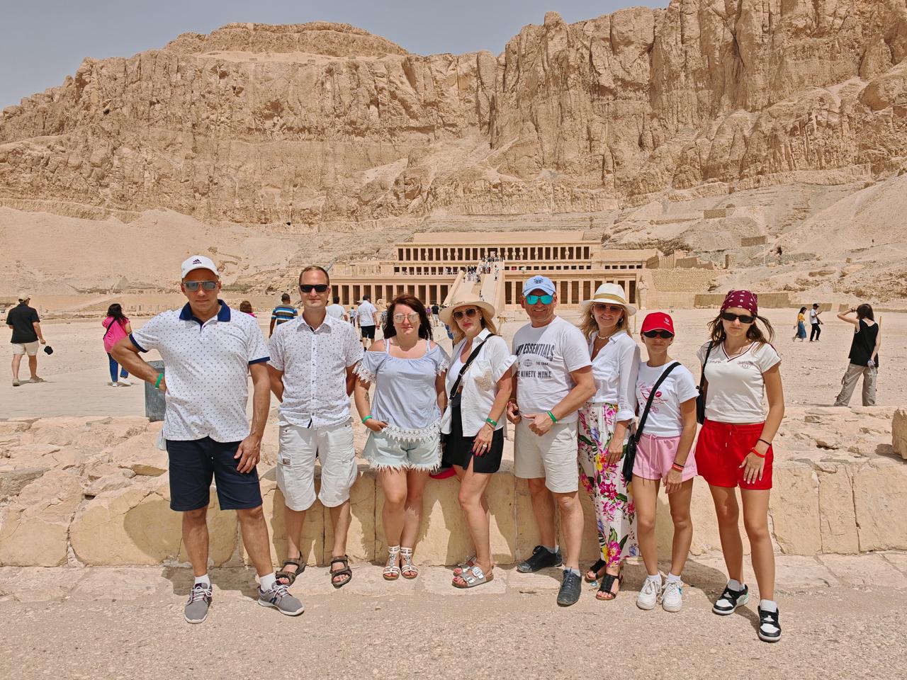 Hurghada Luxor individual by Toyota bus 47
