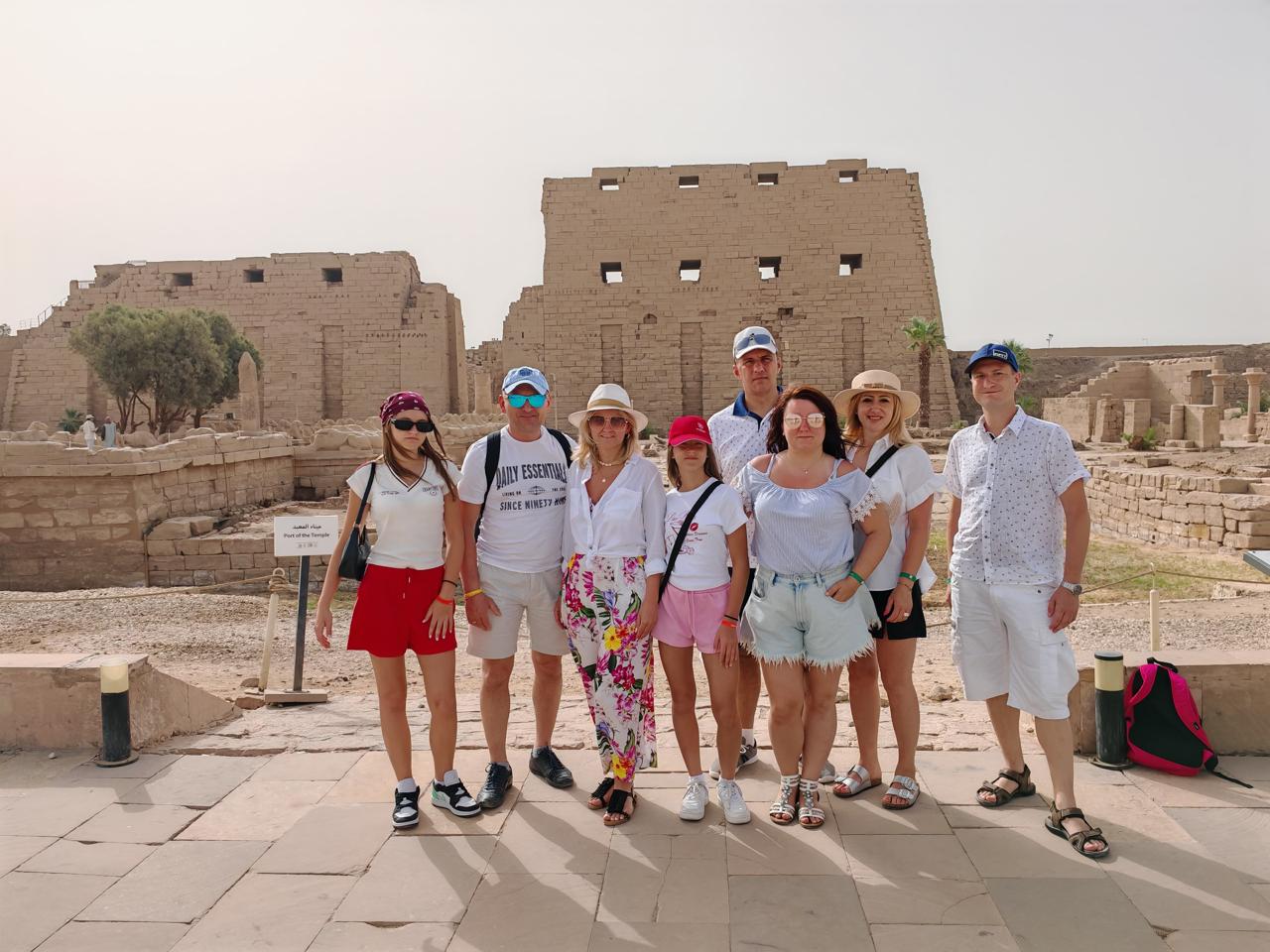 Hurghada Luxor individual by Toyota bus 48
